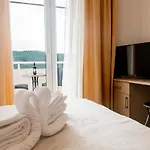 Ami - M Neum